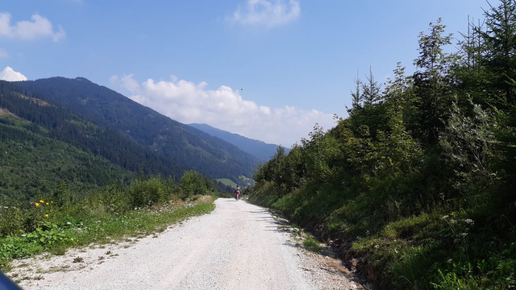 Piste en foret avec moto durant road trip slovénie